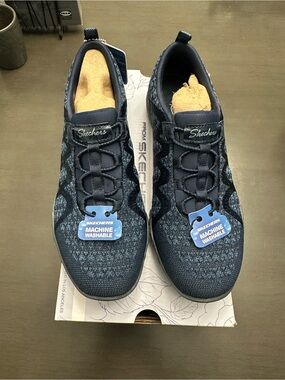 NEW Sketchers Relaxed Fit Memory Foam Vegan Shoes Navy size 6 Women’s